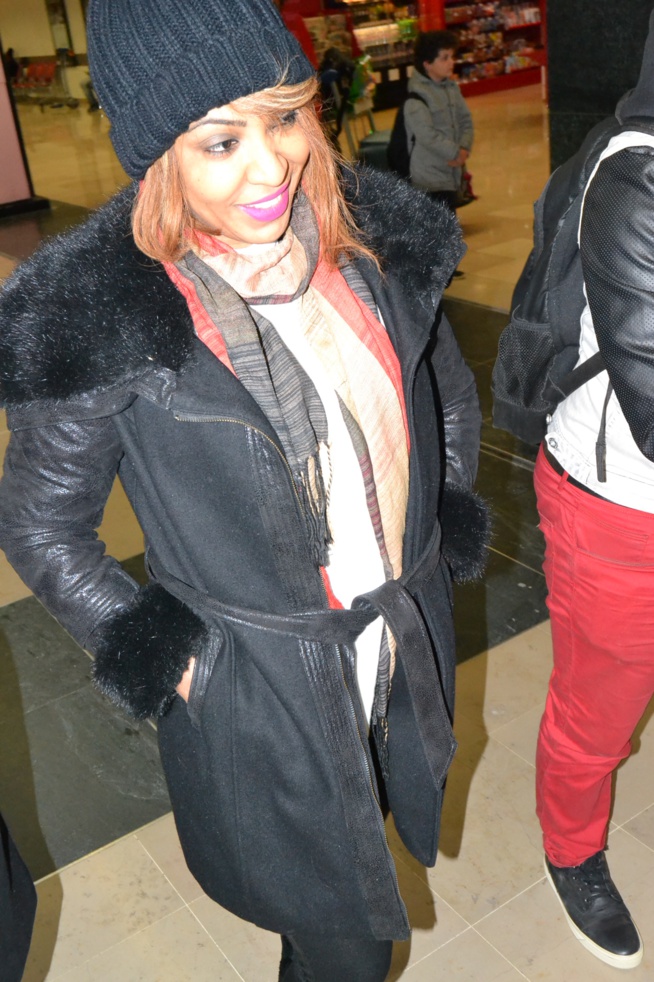 L'arrivée de Viviane Chidid et le Djoloff band à l'aéroport d'Orly Sud pour la soirée du 31 décembre au Palais des Congrés de Montreuil.