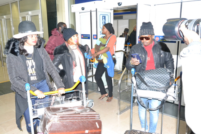 L'arrivée de Viviane Chidid et le Djoloff band à l'aéroport d'Orly Sud pour la soirée du 31 décembre au Palais des Congrés de Montreuil.
