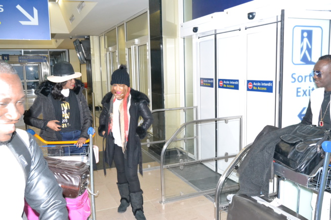 L'arrivée de Viviane Chidid et le Djoloff band à l'aéroport d'Orly Sud pour la soirée du 31 décembre au Palais des Congrés de Montreuil.