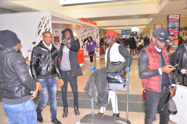 L'arrivée de Viviane Chidid et le Djoloff band à l'aéroport d'Orly Sud pour la soirée du 31 décembre au Palais des Congrés de Montreuil.