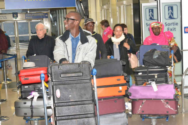 L'arrivée de Viviane Chidid et le Djoloff band à l'aéroport d'Orly Sud pour la soirée du 31 décembre au Palais des Congrés de Montreuil.