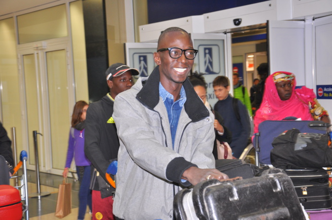 L'arrivée de Viviane Chidid et le Djoloff band à l'aéroport d'Orly Sud pour la soirée du 31 décembre au Palais des Congrés de Montreuil.