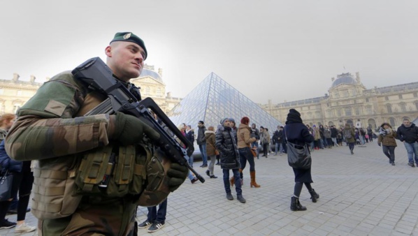 En Europe comme aux Etats-Unis, sécurité renforcée à l'approche du Nouvel An En Europe comme aux Etats-Unis, sécurité renforcée à l'approche du Nouvel An