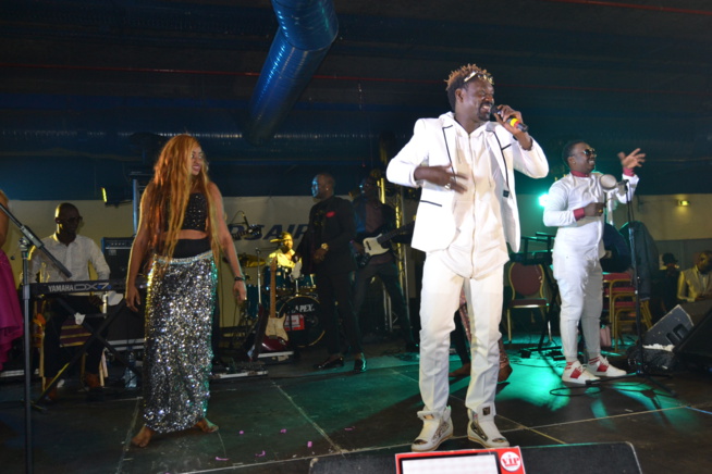 ST SYLVESTRE: Papa Ndiaye Thiopet met le feu devant les 2000 places du Palais des Congrés de Montreuil. ST SYLVESTRE: Papa Ndiaye Thiopet met le feu devant les 2000 places du Palais des Congrés de Montreuil.