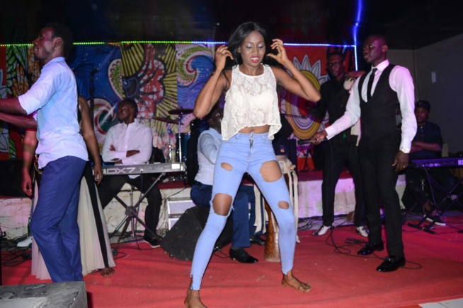 ST SYLVESTRE: Pape Diouf boucle 2016 dans la chaleur du SARABA avec un publique surexcité. ST SYLVESTRE: Pape Diouf boucle 2016 dans la chaleur du SARABA avec un publique surexcité.