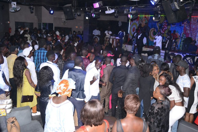 ST SYLVESTRE: Pape Diouf boucle 2016 dans la chaleur du SARABA avec un publique surexcité. ST SYLVESTRE: Pape Diouf boucle 2016 dans la chaleur du SARABA avec un publique surexcité.