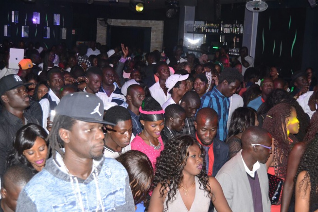 ST SYLVESTRE: Pape Diouf boucle 2016 dans la chaleur du SARABA avec un publique surexcité. ST SYLVESTRE: Pape Diouf boucle 2016 dans la chaleur du SARABA avec un publique surexcité.