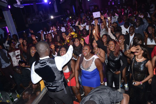 ST SYLVESTRE: Pape Diouf boucle 2016 dans la chaleur du SARABA avec un publique surexcité. ST SYLVESTRE: Pape Diouf boucle 2016 dans la chaleur du SARABA avec un publique surexcité.