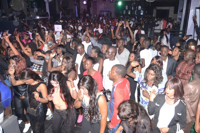 ST SYLVESTRE: Pape Diouf boucle 2016 dans la chaleur du SARABA avec un publique surexcité. ST SYLVESTRE: Pape Diouf boucle 2016 dans la chaleur du SARABA avec un publique surexcité.