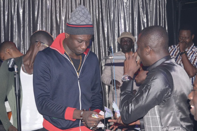 02 JANVIER 2017, Pape Diouf redoutable sur scène au Baramundi. Regardez 02 JANVIER 2017, Pape Diouf redoutable sur scène au Baramundi. Regardez