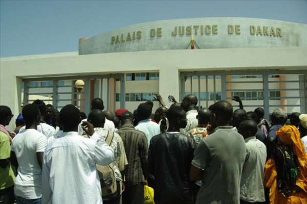 Flagrant délit: Trois dames condamnées pour vol de tissus d'une valeur de 7,5 millions FCfa Flagrant délit: Trois dames condamnées pour vol de tissus d'une valeur de 7,5 millions FCfa
