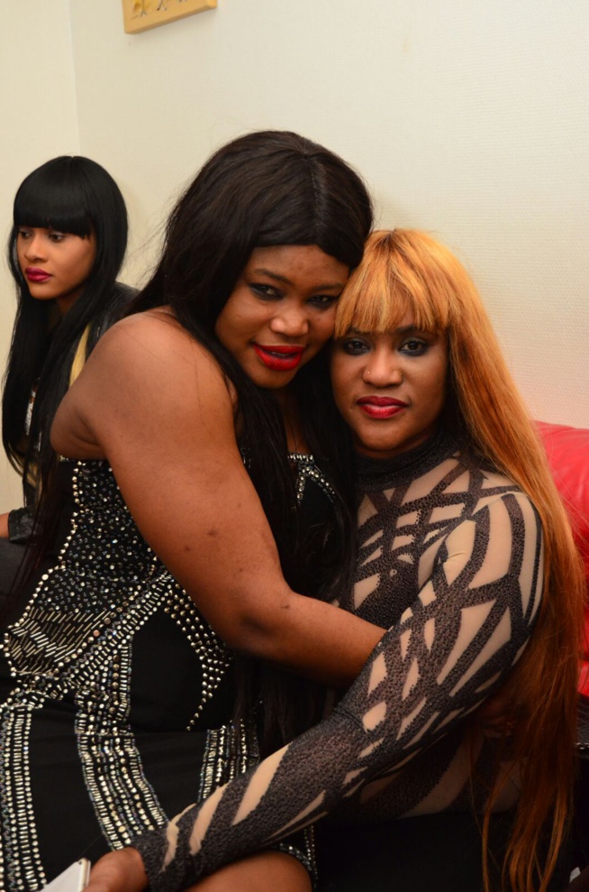 La danseuse de Paris Nguéweul Mbaye souffle une bougies de plus. Regardez la fête. La danseuse de Paris Nguéweul Mbaye souffle une bougies de plus. Regardez la fête.