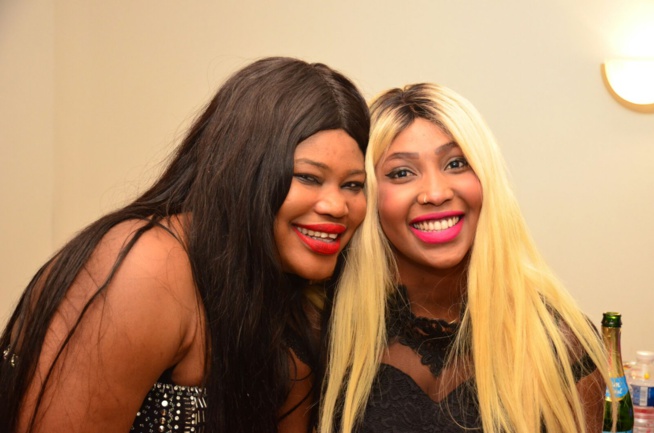 La danseuse de Paris Nguéweul Mbaye souffle une bougies de plus. Regardez la fête. La danseuse de Paris Nguéweul Mbaye souffle une bougies de plus. Regardez la fête.