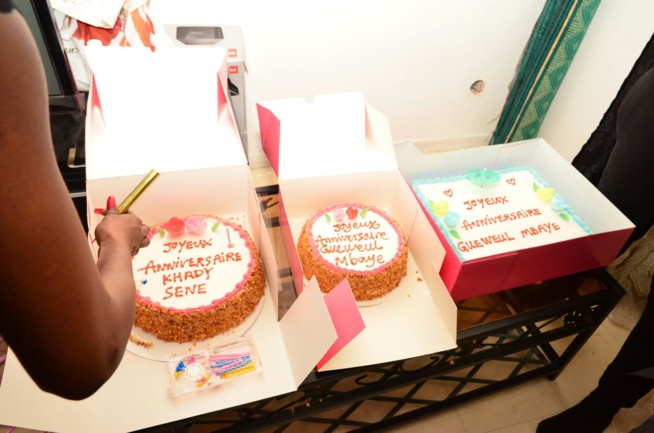 La danseuse de Paris Nguéweul Mbaye souffle une bougies de plus. Regardez la fête. La danseuse de Paris Nguéweul Mbaye souffle une bougies de plus. Regardez la fête.