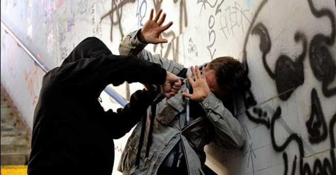 Vidéo : Deux agresseurs qui semaient la panique à Sacré Cœur 3, attrapés et bastonnés par la foule Vidéo : Deux agresseurs qui semaient la panique à Sacré Cœur 3, attrapés et bastonnés par la foule