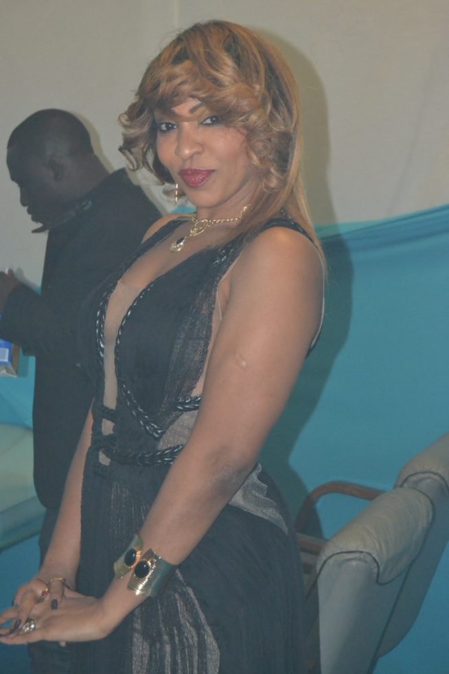 Découvrez la reine du "DJOLOF BAND" auteur du hit de l'année NO STRESS dans son style et sa fashion à Paris. Découvrez la reine du "DJOLOF BAND" auteur du hit de l'année NO STRESS dans son style et sa fashion à Paris.