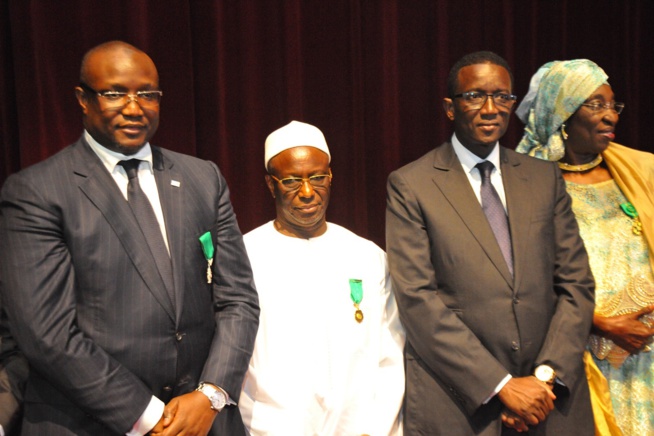 Amadou Bâ remet l'Ordre National du Lion à son frère Mouhammadou Makhtar Cissé Amadou Bâ remet l'Ordre National du Lion à son frère Mouhammadou Makhtar Cissé