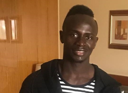 Sadio Mané pose avec son trophée de troisième meilleur joueur africain 2016