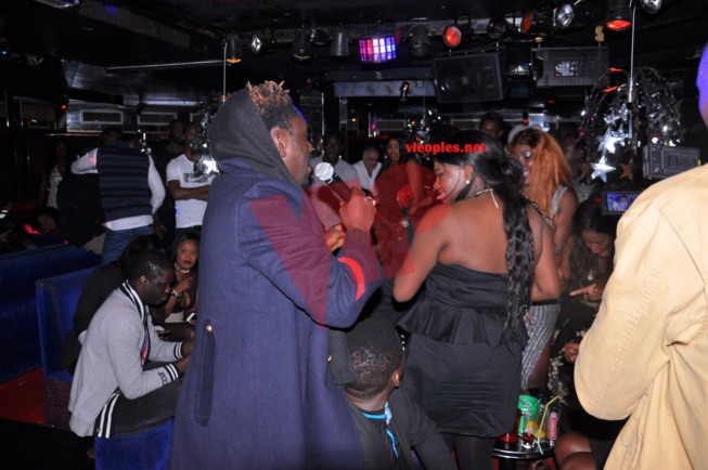 VIDEO: Béte de scène, Papa Ndiaye Thiopet met le feu au TITAN DE PARIS.REGARDEZ VIDEO: Béte de scène, Papa Ndiaye Thiopet met le feu au TITAN DE PARIS.REGARDEZ