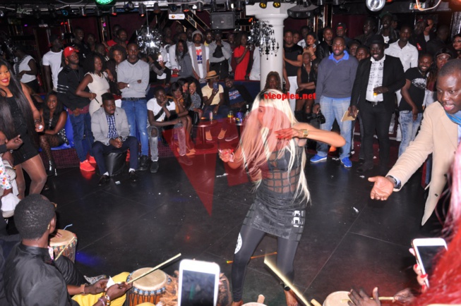 VIDEO: Béte de scène, Papa Ndiaye Thiopet met le feu au TITAN DE PARIS.REGARDEZ VIDEO: Béte de scène, Papa Ndiaye Thiopet met le feu au TITAN DE PARIS.REGARDEZ