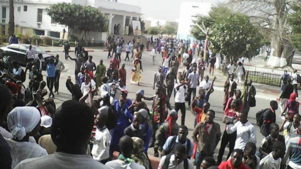 Bagarre à la machette à l’Ucad: plusieurs étudiants sabrés du sang dans le campus... Bagarre à la machette à l’Ucad: plusieurs étudiants sabrés du sang dans le campus...
