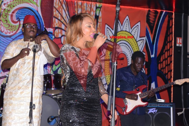 Retour explosif de la reine du "DJOLOF BAND" Viviane Chidid hot et sexy au Saraba night club. Retour explosif de la reine du "DJOLOF BAND" Viviane Chidid hot et sexy au Saraba night club.