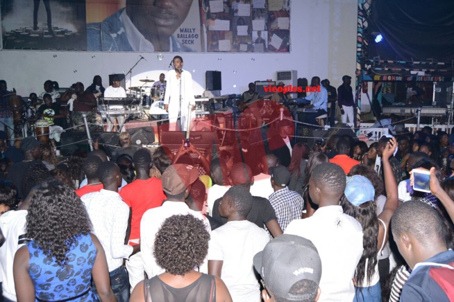 En image Waly Seck au Penc Mi, l'ambiance était au rendez-vous. Regardez