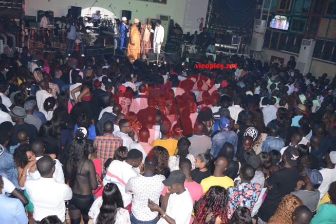 En image Waly Seck au Penc Mi, l'ambiance était au rendez-vous. Regardez