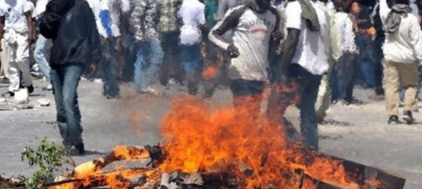 Les partisans du maire Bamba Fall se révoltent : pneus brûlés et routes barrées Les partisans du maire Bamba Fall se révoltent : pneus brûlés et routes barrées
