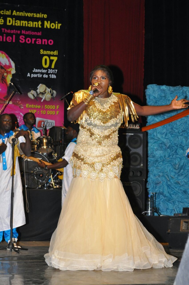 En images Ndiolé Fait vibré le Théâtre national Daniel Sorano avec ses Guest star. En images Ndiolé Fait vibré le Théâtre national Daniel Sorano avec ses Guest star.