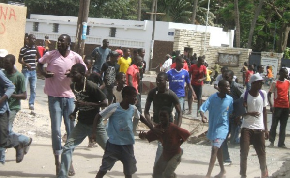 Thiès : Pour fustiger l’exploitation d’un titre foncier par Filfili, un groupe de jeunes saccage la mairie de Keur Mousseu Thiès : Pour fustiger l’exploitation d’un titre foncier par Filfili, un groupe de jeunes saccage la mairie de Keur Mousseu