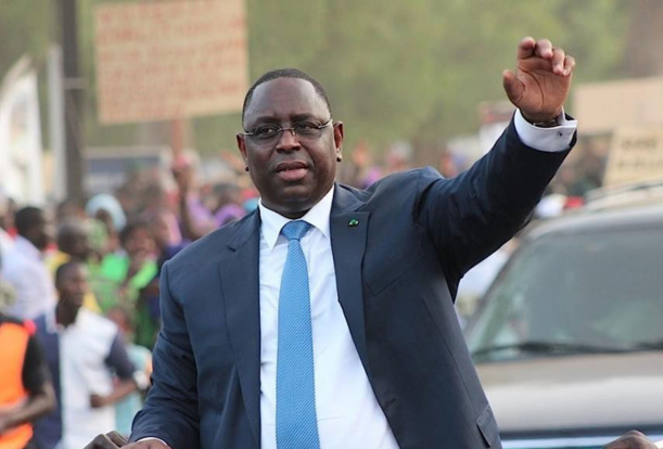 Macky Sall en campagne en banlieue : "Allez-vous inscrire" Macky Sall en campagne en banlieue : "Allez-vous inscrire"