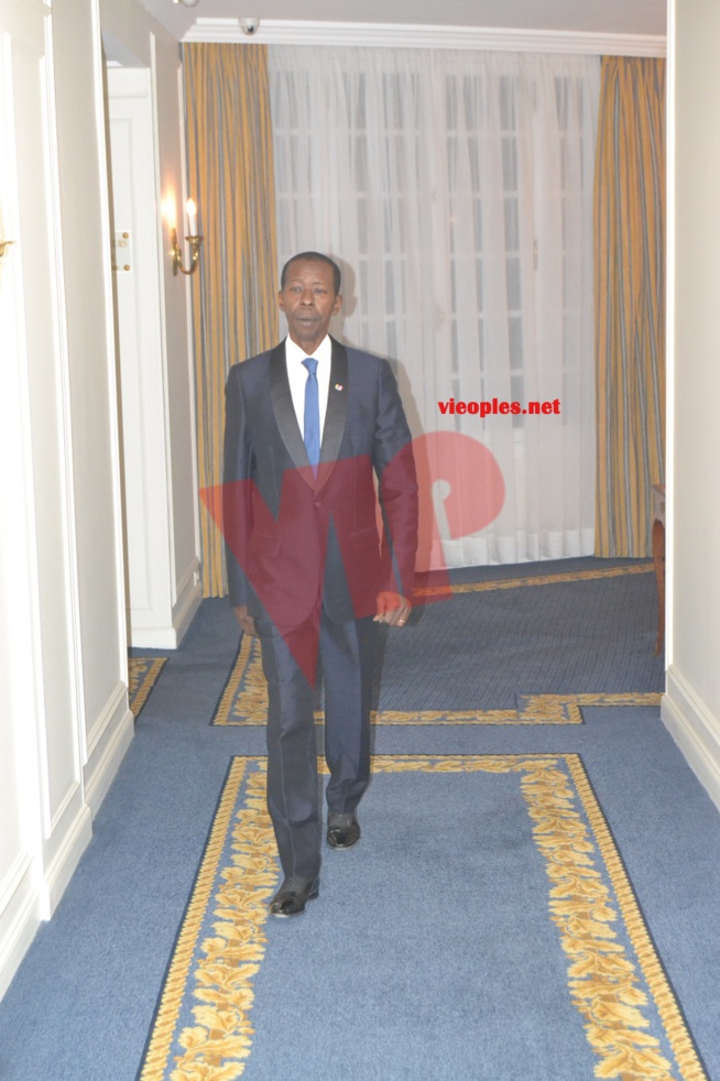 Un an de plus ça se fête, l'homme d'affaire le milliardaire Cheikh Amar souffle une bougie de plus. Un an de plus ça se fête, l'homme d'affaire le milliardaire Cheikh Amar souffle une bougie de plus.