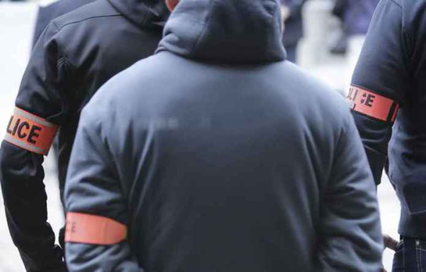 France: Un groupe de femmes GP sénégalaises braqué sur le périphérique parisien France: Un groupe de femmes GP sénégalaises braqué sur le périphérique parisien