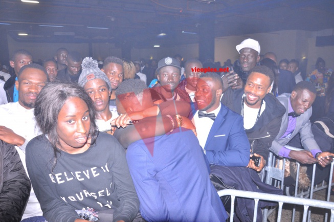 Quand le rappeur Dip Doundou Guiss rencontre sa soeur et ses voisins de Grand Yoff à Paris. Quand le rappeur Dip Doundou Guiss rencontre sa soeur et ses voisins de Grand Yoff à Paris.