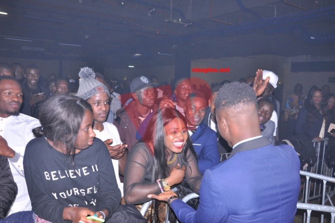 Quand le rappeur Dip Doundou Guiss rencontre sa soeur et ses voisins de Grand Yoff à Paris. Quand le rappeur Dip Doundou Guiss rencontre sa soeur et ses voisins de Grand Yoff à Paris.