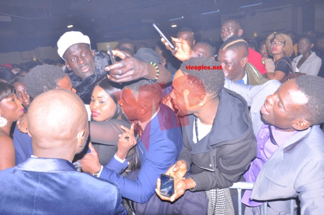 Quand le rappeur Dip Doundou Guiss rencontre sa soeur et ses voisins de Grand Yoff à Paris. Quand le rappeur Dip Doundou Guiss rencontre sa soeur et ses voisins de Grand Yoff à Paris.