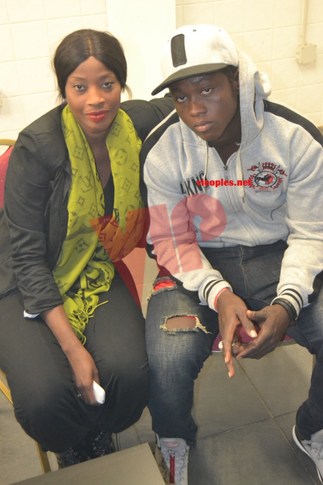 Ndeye Gueye: je ne badine pas avec mon amoureux Papa "boy djiné"en mode collée serrée à Paris Ndeye Gueye: je ne badine pas avec mon amoureux Papa "boy djiné"en mode collée serrée à Paris