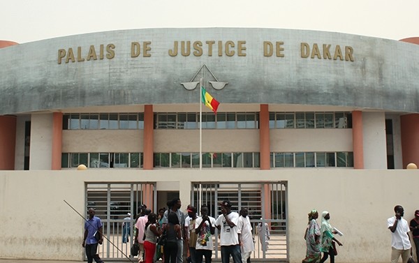 Escroquerie: Le faux marabout Saliou Ndiaye faisait croire à ses clientes qu’il les soignait avec leurs bijoux en or Escroquerie: Le faux marabout Saliou Ndiaye faisait croire à ses clientes qu’il les soignait avec leurs bijoux en or