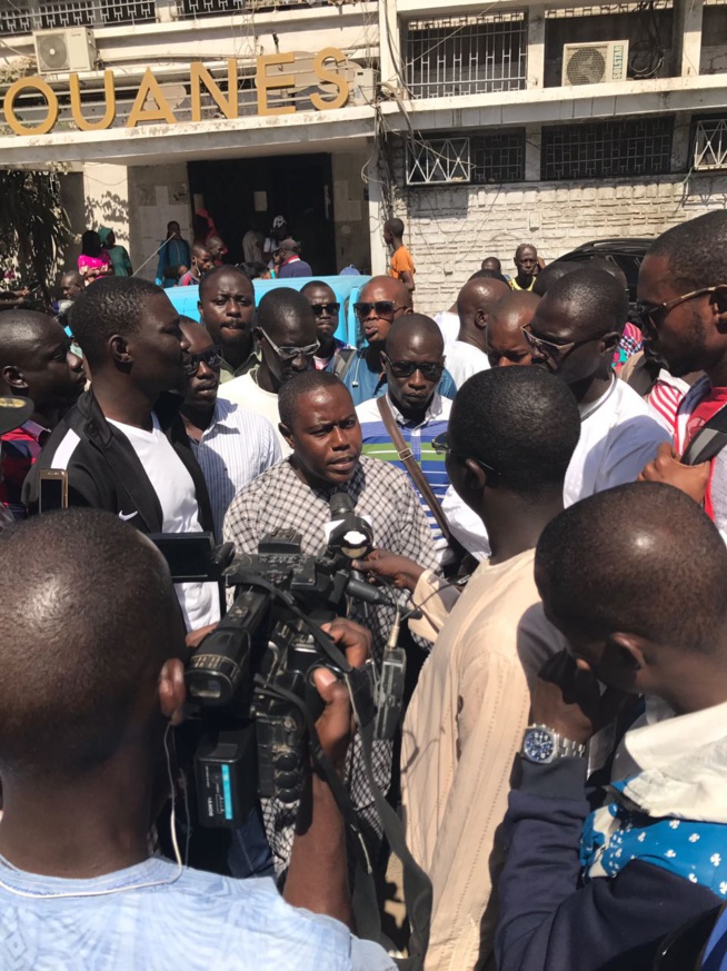 Marche: Les transitaires en colère contre le chef de subdivision des douanes de Mole 2 Ahmadou lamine Sarr.