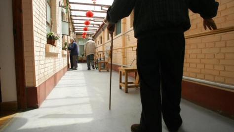Chine, la maltraitance des personnes âgées illustrée par un fait divers sordide :une femme de 92 ans, confinée dans une porcherie, provoque l'indignation