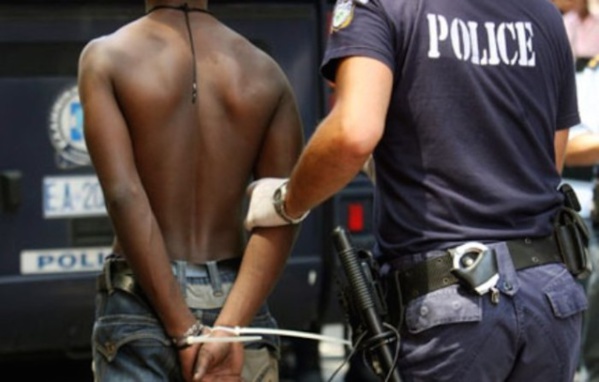 Embarqué difficilement au bar la « Lumière bleue », C. T. Diao tient tête aux policiers et tente de s’évader en cours de route Embarqué difficilement au bar la « Lumière bleue », C. T. Diao tient tête aux policiers et tente de s’évader en cours de route