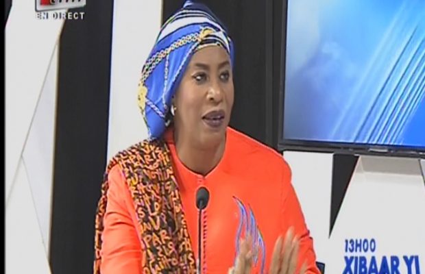 Vidéo: Fatoumata Jahumpa Ceesay proche de Jammeh: « Yahya Jammeh a beaucoup fait pour la gambie. Yahya kou bakh la ». Regardez