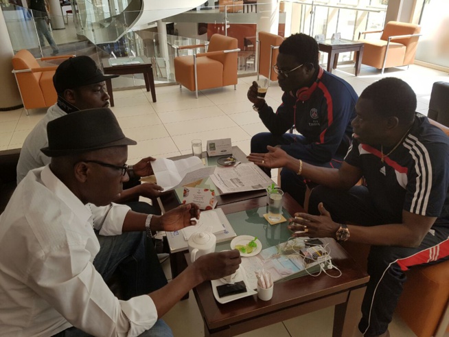 Préparatif du 04 Fevrier au Grand Théatre, Assane Ndiaye, son manager, le directeur artistique Papis Niang en réunion technique avec Dj Boubs. Préparatif du 04 Fevrier au Grand Théatre, Assane Ndiaye, son manager, le directeur artistique Papis Niang en réunion technique avec Dj Boubs.