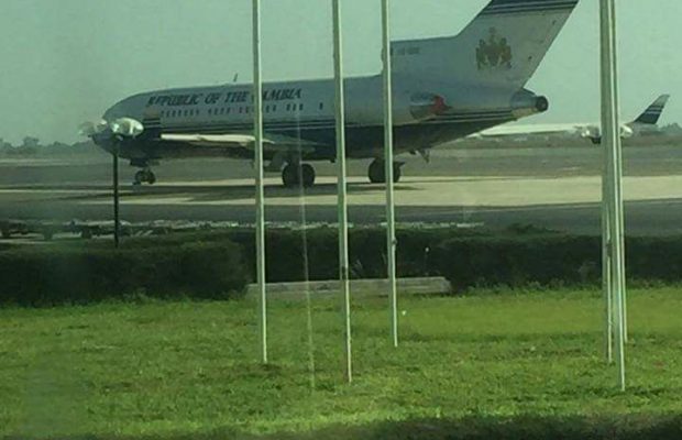(03 Photos) le président Jammeh a alimenté et garé son avion dans le milieu d’un tarmac et a chargé son pilote sud-africain à être en attente…