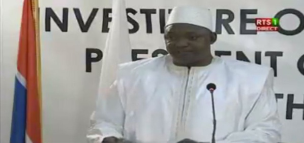 Adama Barrow a prêté serment : "A partir d’aujourd’hui, je suis le président de tous les Gambiens que vous ayez voté pour moi ou non" Adama Barrow a prêté serment : "A partir d’aujourd’hui, je suis le président de tous les Gambiens que vous ayez voté pour moi ou non"