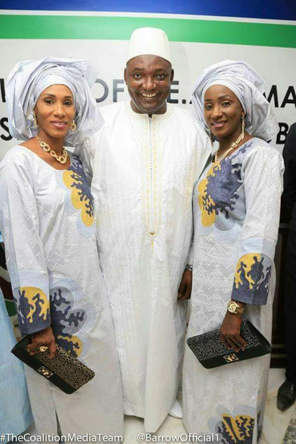 Le Président Gambien Adama Barrow en toute complicité avec ses deux épouses Le Président Gambien Adama Barrow en toute complicité avec ses deux épouses