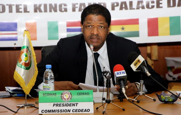 Marcel Alain de Souza : "Si à midi Jammeh n'accepte pas de quitter la Gambie, la CEDEAO passera à l'intervention militaire proprement dite" Marcel Alain de Souza : "Si à midi Jammeh n'accepte pas de quitter la Gambie, la CEDEAO passera à l'intervention militaire proprement dite"