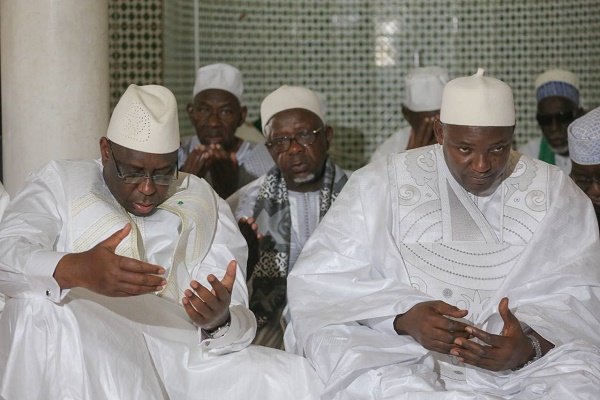Les présidents Macky Sall et Barrow ont prié à la mosquée Omarienne. Regardez… Les présidents Macky Sall et Barrow ont prié à la mosquée Omarienne. Regardez…