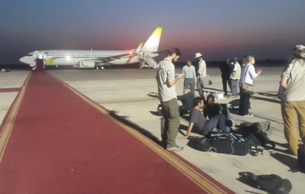 URGENT GAMBIE : Jammeh attendu à l'aéroport de Banjul pour son départ en compagnie des médiateurs, les Présidents Mohamed Ould Abdel Aziz et Alpha Condé URGENT GAMBIE : Jammeh attendu à l'aéroport de Banjul pour son départ en compagnie des médiateurs, les Présidents Mohamed Ould Abdel Aziz et Alpha Condé